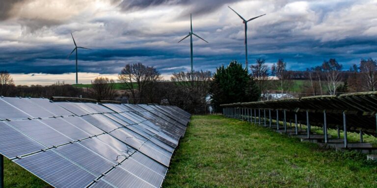 Placas solares y molinos de aire